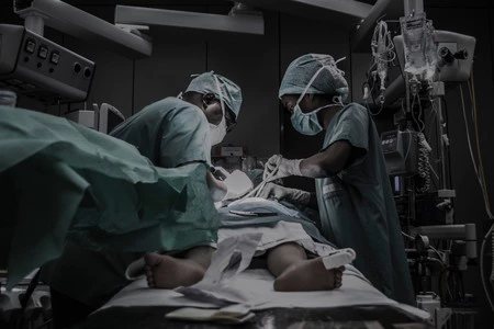 "Curar enfermedades no es negocio": un informe de Goldman Sachs saca a la luz el gran dilema ético de la industria farmacéutica