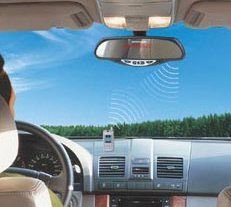 Móvil en el retrovisor