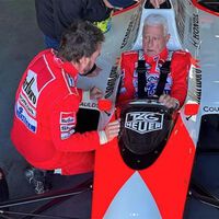 Fernando Alonso se pasa el juego de los regalos: un McLaren de Fórmula 1 de Ayrton Senna para sus padres por Navidad, y ya lo han disfrutado en circuito