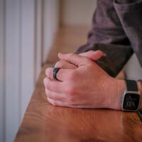 Pioneiros dos smartwatches, Pebble apresenta primeiro anel inteligente da marca — e ele tem um microfone 