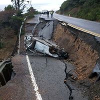 Roba un Kia, huye y no hace caso al cartel de “carretera cortada”… Sí, lo que tenía que pasar, pasó