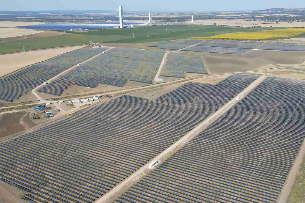 Los paneles solares todavía no pueden con las olas de calor, pero España ha empezado a cerrar el hueco térmico