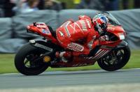 Casey Stoner sale más líder de Donington