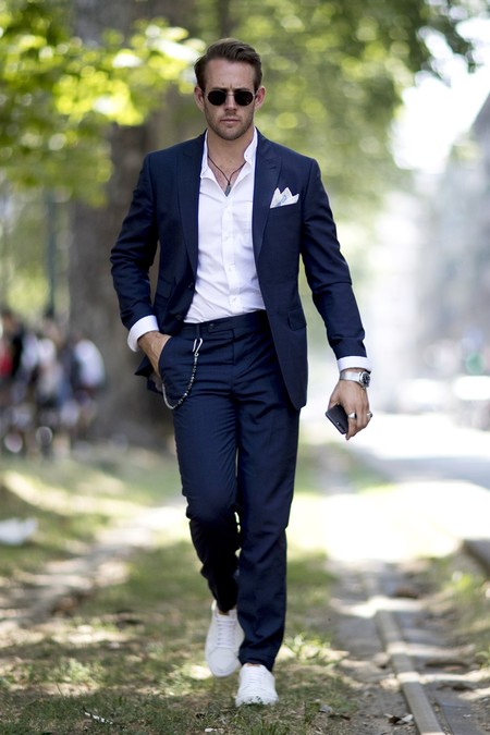 La mejor prenda de tu fondo de armario: así es como una camisa blanca resuelve todos tus looks de verano