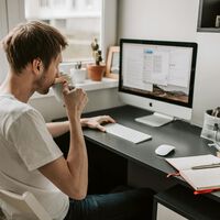 Este trabalhador acumulou três empregos durante um ano e foi demitido dos três no mesmo dia 