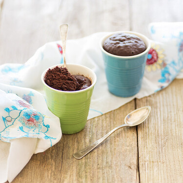 Cómo hacer un bizcocho de chocolate negro en el microondas: receta de mug cake