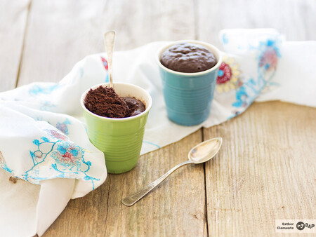 Cómo hacer un bizcocho de chocolate negro en el microondas: receta de mug cake