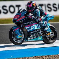 David Alonso gana la primera carrera del año castigando con un 'por fuera' el exceso de defensa de Manu González 
