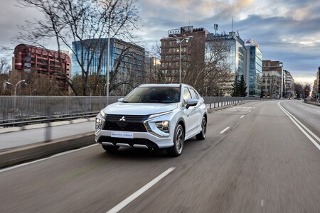 Nuevo Mitsubishi Eclipse Cross PHEV: 45 km de autonomía y un precio desde 33.000 euros para pelear con el Kia Niro