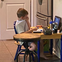 La fotografía viral que muestra la frustración de un niño en sus clases a distancia