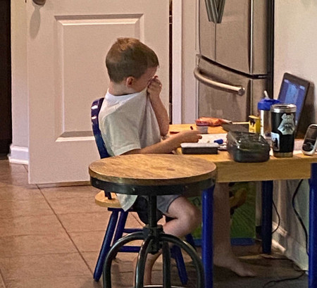 La fotografía viral que muestra la frustración de un niño en sus clases a distancia