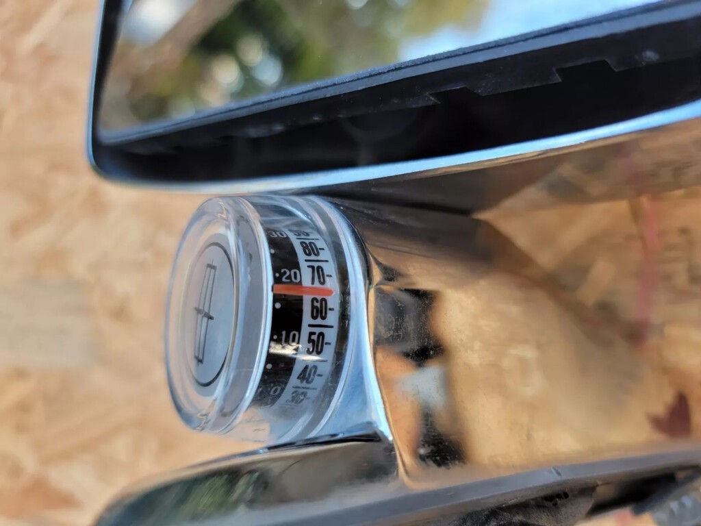 Hubo una época en la que tener un termómetro en el coche era todo un lujo. Así lo resolvía este ingenioso invento en el retrovisor