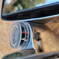 Hubo una época en la que tener un termómetro en el coche era todo un lujo. Así lo resolvía este ingenioso invento en el retrovisor