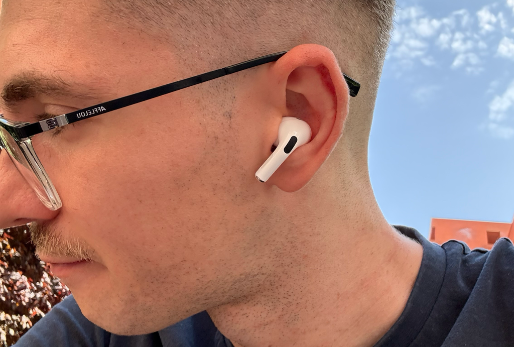 Por fin puedo hacer llamadas con AirPods sin que me digan 'no se te oye bien'. iOS 26 trae la mejora que llevábamos años esperando