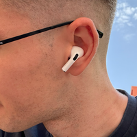 Por fin puedo hacer llamadas con AirPods sin que me digan 'no se te oye bien'. iOS 26 trae la mejora que llevábamos años esperando
