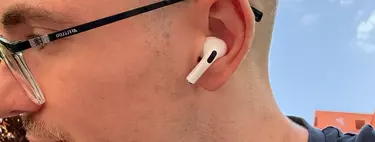 Por fin puedo hacer llamadas con AirPods sin que me digan 'no se te oye bien'. iOS 26 trae la mejora que llevábamos años esperando