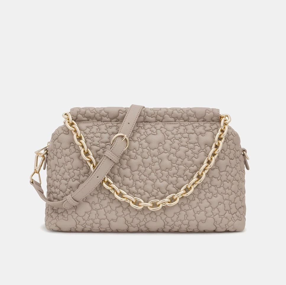 Bolso mediano con cierre de cremallera y doble asa.

