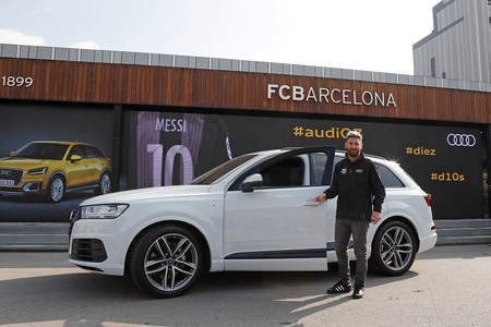 Los jugadores del Barca ponen a prueba sus habilidades de manejo en el Audi Q2