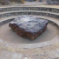 Em 1920, descobrimos que 60 toneladas caíram do espaço sobre a África; o meteorito continua lá, mas o mistério é como ele caiu sem abrir uma cratera 