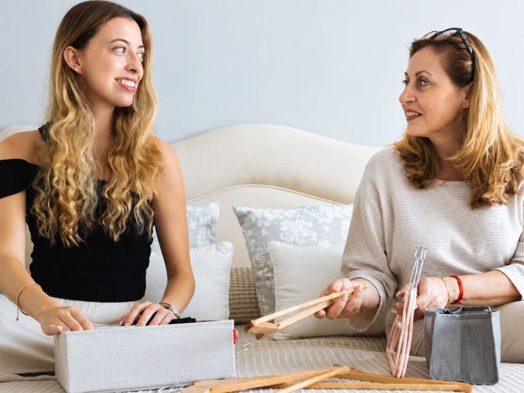 Julia y Natalia, expertas en limpieza: “Para eliminar la grasa de los tuppers ponemos un papel de cocina con vinagre y lavavajillas y agitamos”