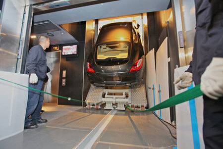¿Cómo subir un Porsche Panamera al piso 94?