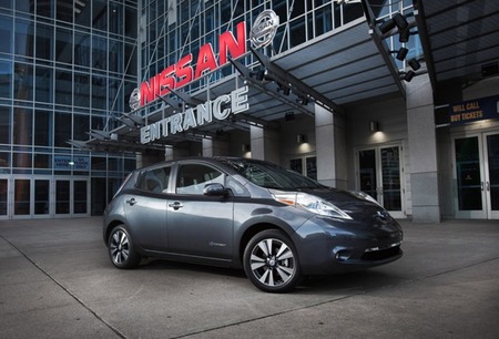 Nissan LEAF 2013: nuevo cargador el doble de rápido