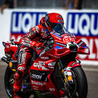 Marc Márquez lidera el triplete de Ducati en Sachsenring y se confirma la lesión que deja KO a Marco Bezzecchi 