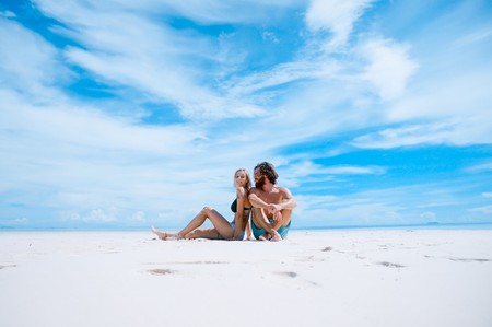 Entrena tus abdominales en la playa: tres ejercicios que puedes hacer a la orilla del mar