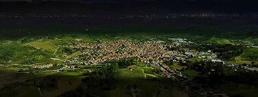 Hace 16 años, un gallega registró el Sol ante notario y vendió parcelas online. Ahora le ha salido competencia en una empresa que vende luz solar de noche