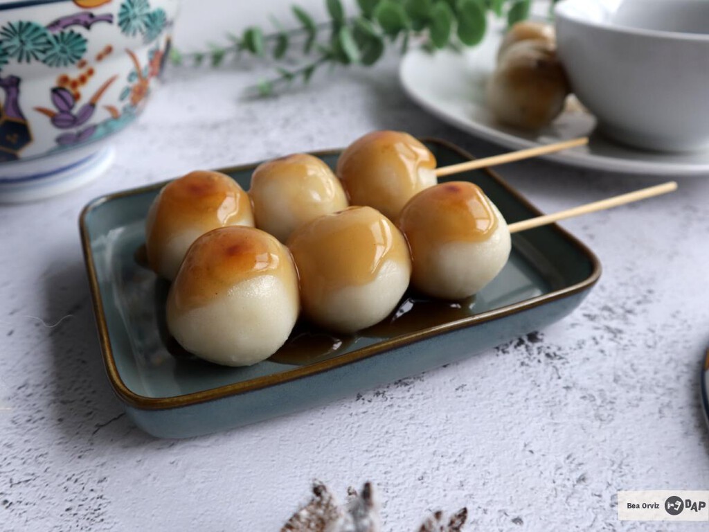 Mitarashi Dango, las brochetas dulces japonesas con glaseado de soja