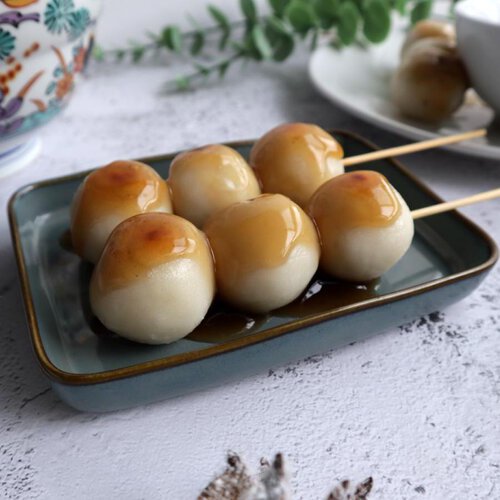 Mitarashi Dango, las brochetas dulces japonesas con glaseado de soja