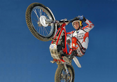 Adam Raga comienza el Campeonato del Mundo de Trial con victoria en Irlanda