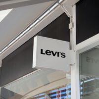 Levi's arrasa rebajando casi a mitad de precio la gabardina vaquera que se va a convertir en nuestra favorita para el otoño