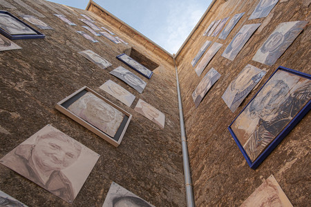 Mogarraz, el pueblo en el que se resucitó la memoria de un fotógrafo decorándolo con sus fotografías