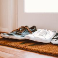 Por qué dejar los zapatos en la puerta es un hábito protector para la salud de tu familia. Sobre todo si hay niños en casa