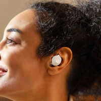 Cancelación activa de ruido y buena autonomía por apenas 55 euros: estos auriculares Samsung en oferta son un chollo