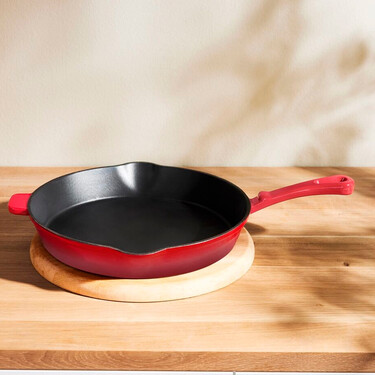 Próximamente en Lidl: una sartén de hierro fundido estilo Le Creuset apta para todo tipo de cocinas y el horno por 27,99 euros