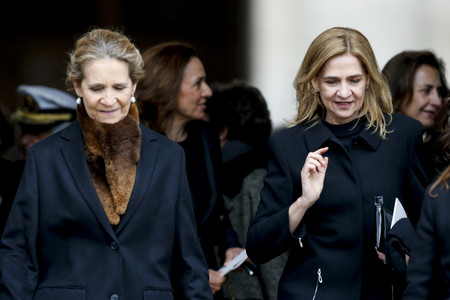 La infanta de limón Elena y la infanta de naranja Cristina disfrutan de su día de chicas: de rebajas por Madrid y 'pijama party' en casa de Elena