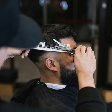 Ni demasiado pulido ni demasiado descuidado: el nuevo corte que llega a reemplazar al taper es el que siempre piden los hombres con estilo 