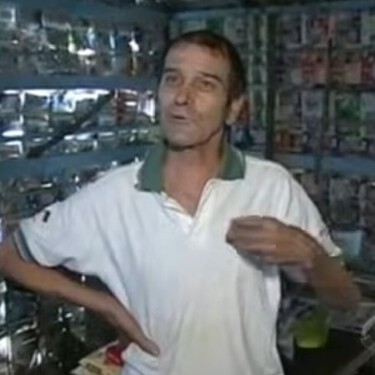 Sem dinheiro para tijolos, pedreiro aposentado constrói casa com caixas de leite que pode durar até 100 anos 