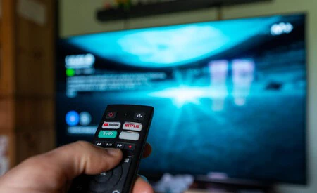 Mando a distancia apuntando a la televisión