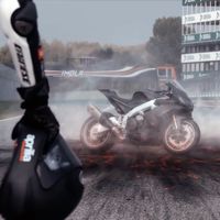¡De otro planeta! Max Biaggi y la Aprilia RSV4 1100 Factory de 217 CV rodando a fuego en Imola