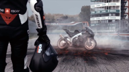 ¡De otro planeta! Max Biaggi y la Aprilia RSV4 1100 Factory de 217 CV rodando a fuego en Imola