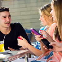 El phubbing en adolescentes: así perjudica este mal hábito sus relaciones 