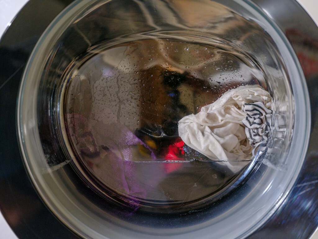 Hay gente que mete aspirinas en la lavadora para quitar las manchas. La ciencia tiene una explicación muy distinta