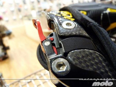 Leatt Brace GPX Pro Full Carbono cierres