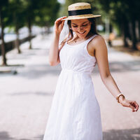 Qué dice de su personalidad que alguien vista siempre de colores claros, según la psicología 