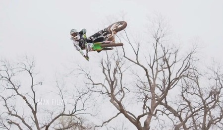 Una meseta increíble más un grupo de colgados del motocross: orgía de whips 
