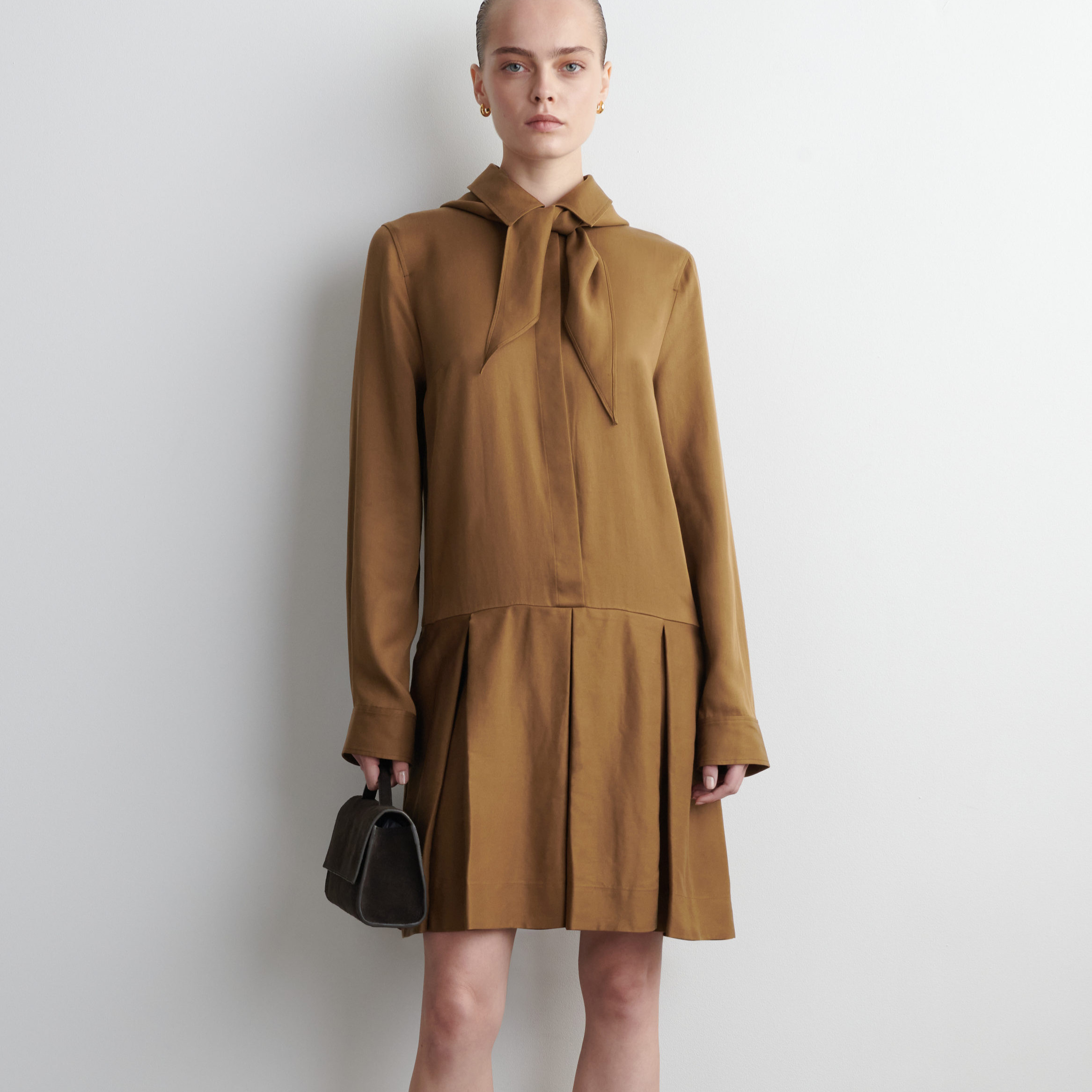 VESTIDO CORTO DE MANGA LARGA CON BUFANDA