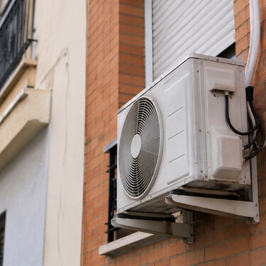 La Ley de Propiedad Horizontal lo confirma: esto es lo que ocurre si un vecino instala el aire acondicionado en la fachada sin permiso